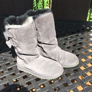 Girls gray UGGs with bows